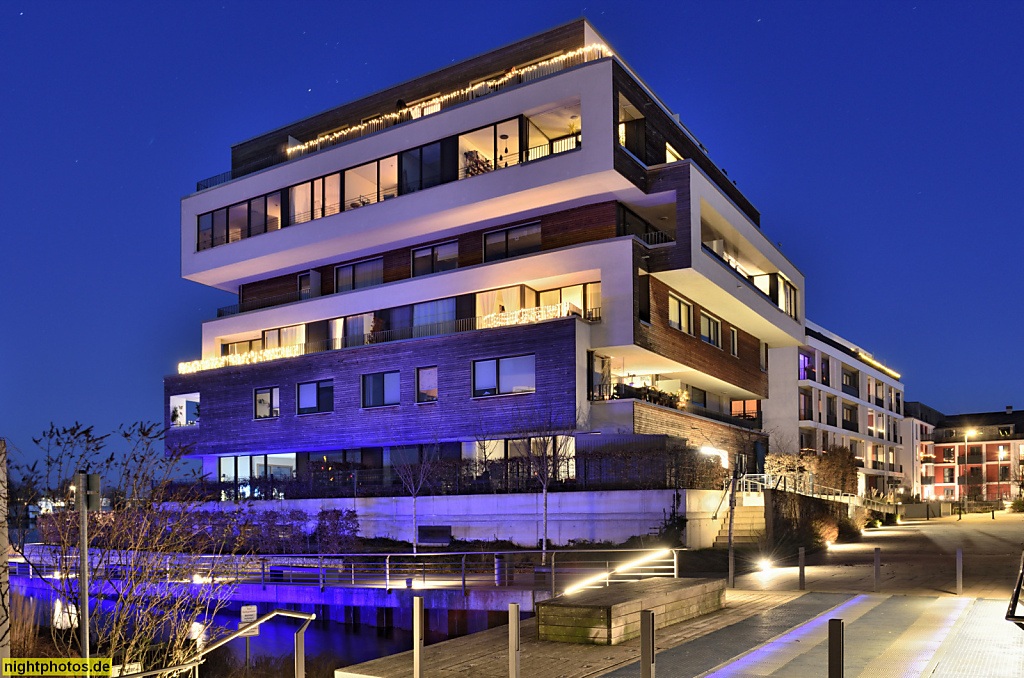 Berlin Grünau. Wohnhaus erbaut 2015-2018 als Torhaus 1 im Quartier 52° Nord von Pätzold Architekten für Buwog Bauträger GmbH. Holzstapelhaus. Preisträger Iconic Awards 2020. Teichmummelring 55