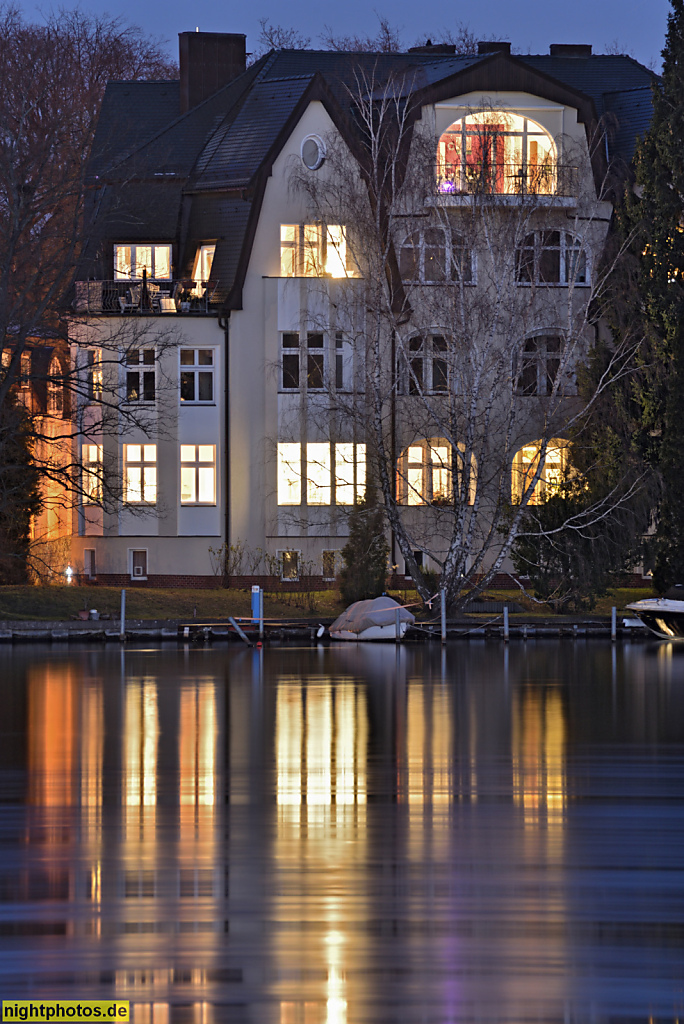 Berlin Köpenick. Wohnhaus in Uferlage an der Dahme. Hugo-Wolf-Steig 2
