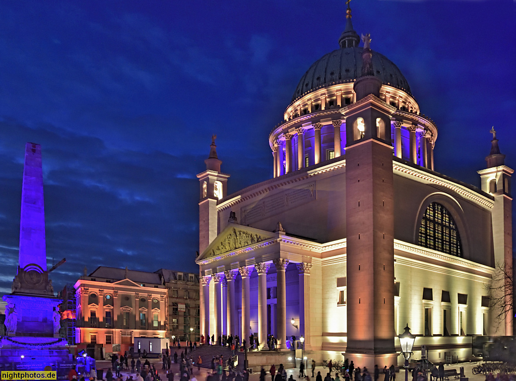 Potsdam Nikolaikirche erbaut 1830-1837 von Karl Friedrich Schinkel in klassizistischem Stil für Friedrich Wilhelm III. Illuminiert. Alter Markt mit Obelisk