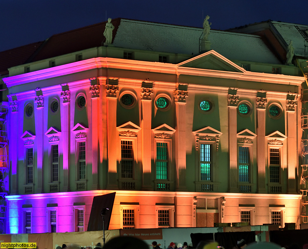 Potsdam. Wohn- und Geschäftshaus mit klassizistischer Leitfassade erbaut 2018-2024 von 'van geisten.marfels architekten' für 'Potsdamer Wohnungsgenossenschaft 1956'. Alter Markt 3 und Anna-Zielenziger-Strasse 1-3