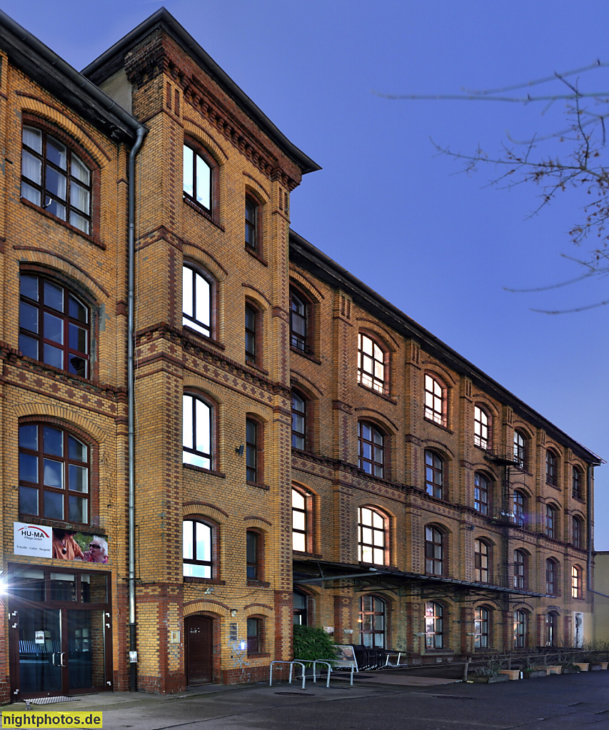 Berlin Lichtenberg. Tagespflege 'Am Fennpfuhl' der HU-MA Pflege GmbH. Ehemaliges Lederkontor erbaut 1905 als Fabrik für Gebrüder Schlägel. Franz-Jacob-Str. 16-18 am Anton-Saefkow-Platz