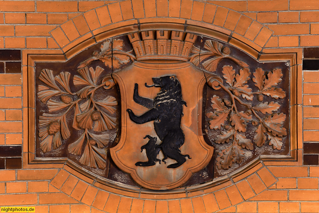 Berlin Mitte. Spandauer Vorstadt. Humboldt-Universität. Erbaut 1873. Erweitert 1894-1895 von Hermann Blankenstein als Luisen-Lyzeum. Berliner Stadtwappen. Ziegelstrasse 12