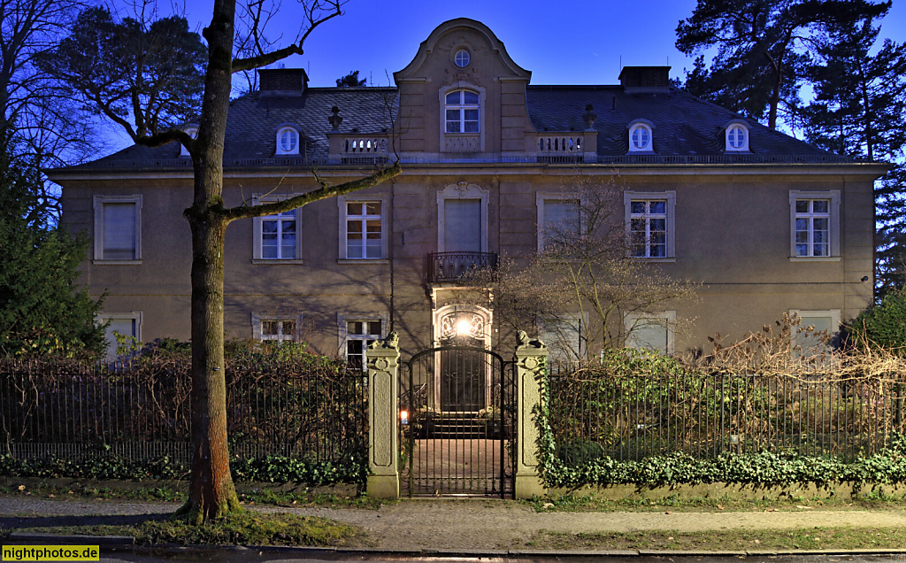 Berlin Dahlem. Haus Raffloer. Erbaut 1912-1913 von Heinrich Schweitzer als Wohnhaus für Millie Raffloer. Messelstrasse 1