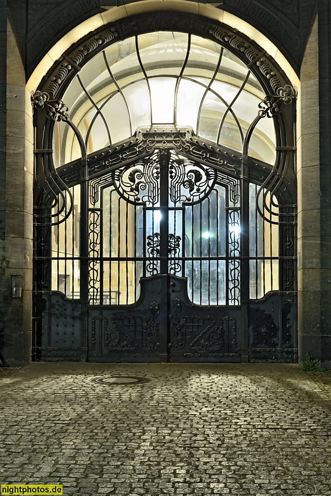 Berlin Charlottenburg. Rathaus. Erbaut 1899-1905 von Heinrich Reinhardt und Georg Süßenguth. Historismus und Jugendstil. Wiederaufbau 1952 von Hans Günther. Portal Alt-Lietzow 16