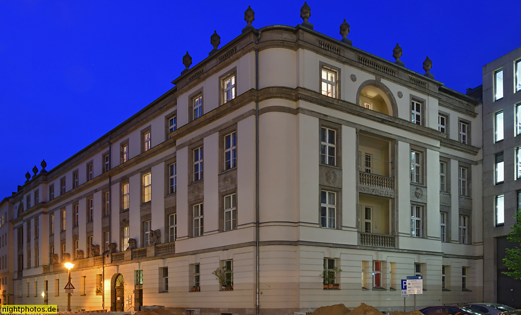 Berlin Mitte. Wohngebäude. Erbaut 1914-1915 von Erich Schonert als Beamtenwohnhaus der Königlichen Theater. Hofbeamtenhaus. Planckstrasse 20 22