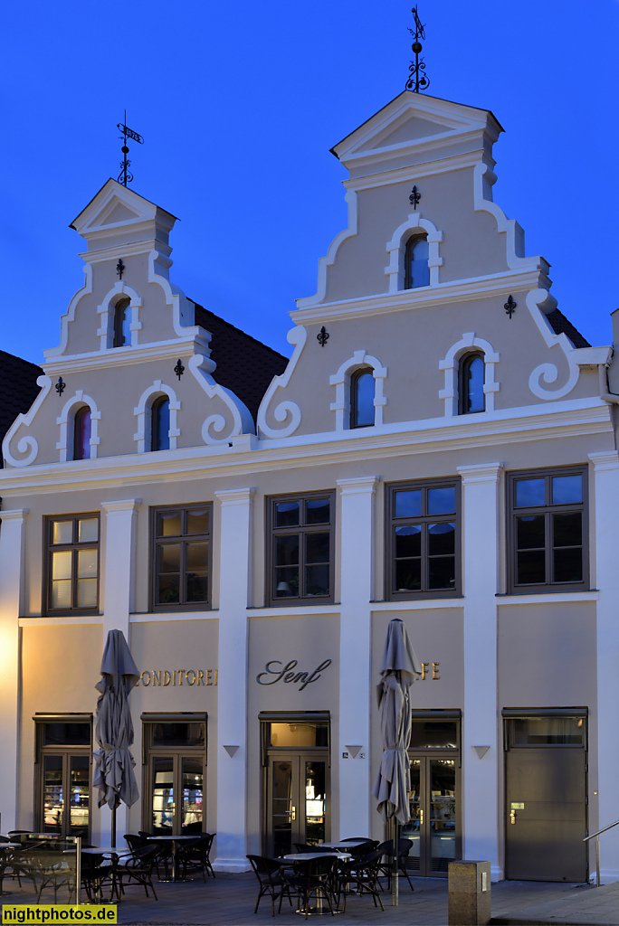 Wismar. Giebelhaus in der Krämerstrasse 19. Cafe Konditorei Senf. Schweifgiebel mit aufgeputzten Voluten