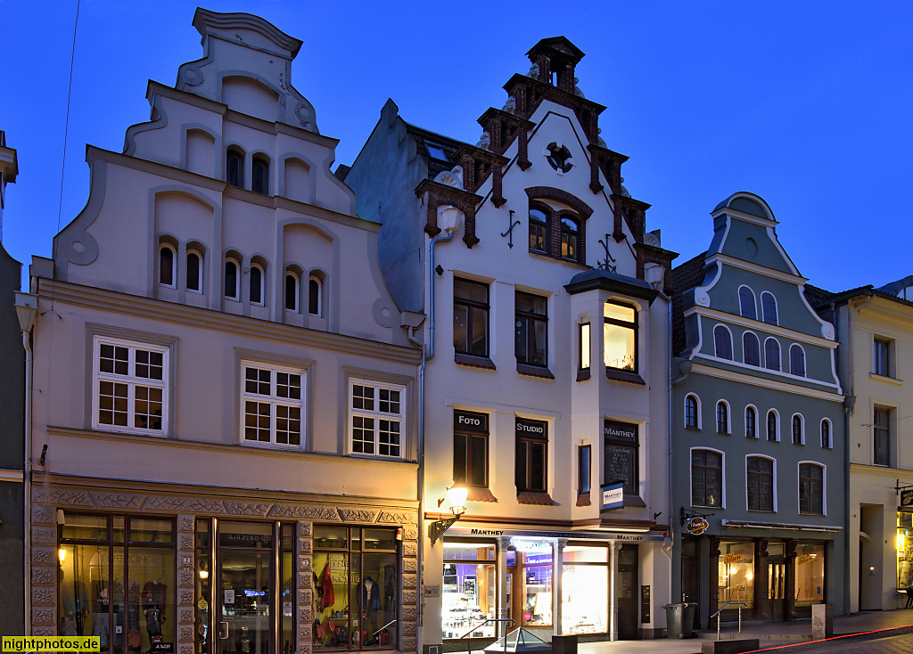 Wismar. Giebelhäuser in der Krämerstrasse 7 5 3 mit Ladenlokalen. Trekking König. Foto Manthey. Tilsen Bäckerei. Stufengiebel. Schweifgiebel. Biforium. Putzrustika