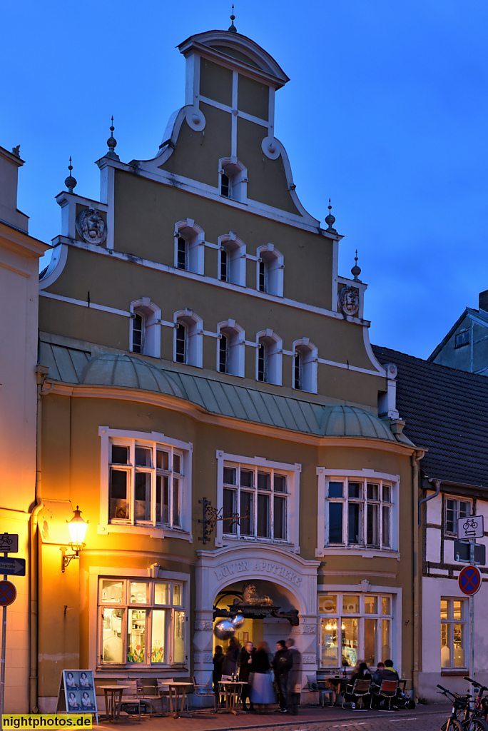 Wismar. Cafe Alte Löwenapotheke. Erbaut ab 1334. Barockfassade mit Erkern in Jugendstilverglasung. Löwenmedaillon. Schweifgiebel Stufengiebel. Bademutterstrasse 2