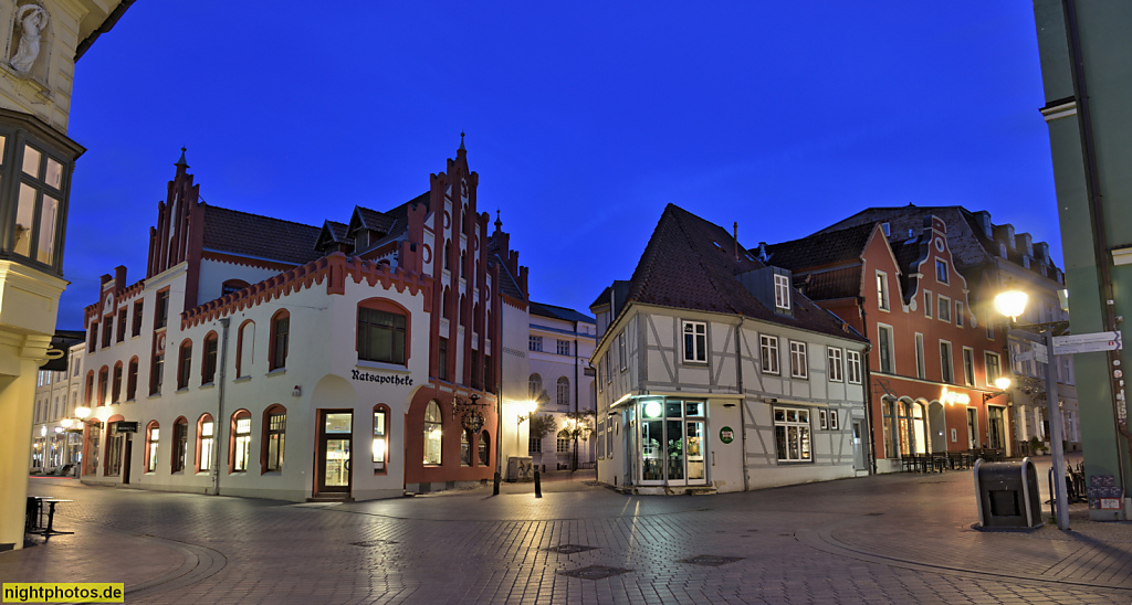 Wismar. Ratsapotheke seit 1521. Am Markt 2, 2a. Kreuzung Lübsche Strasse. Hinter dem Rathaus. Hegede. Durchgang zum Markt