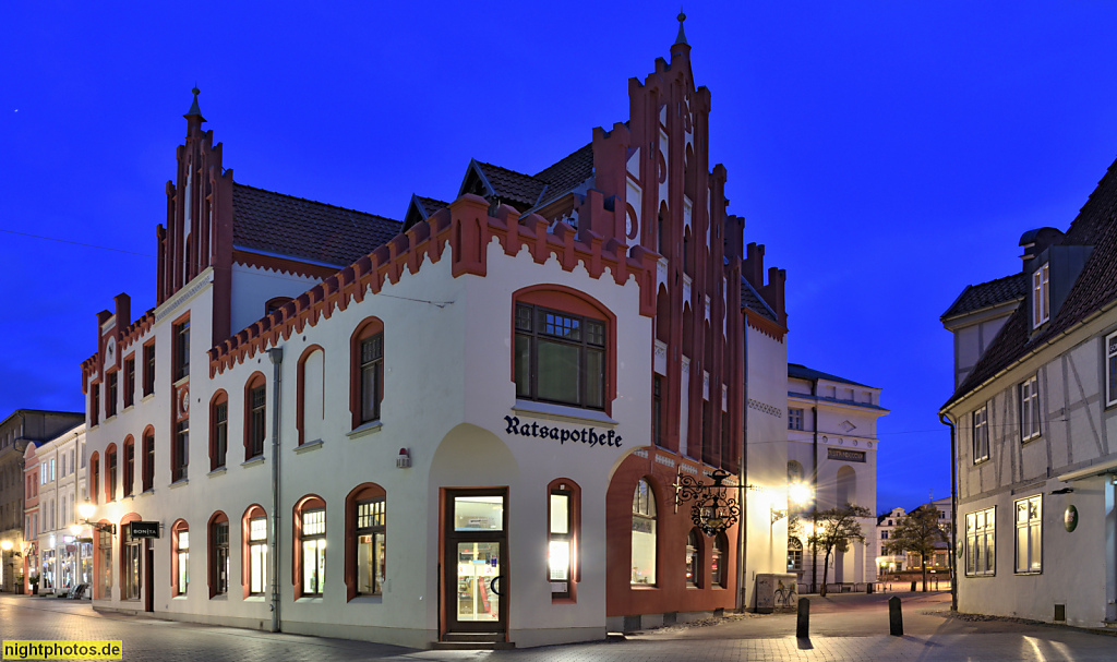 Wismar. Ratsapotheke seit 1521. Mit Stufengiebel und Quergiebel. Am Markt 2, 2a