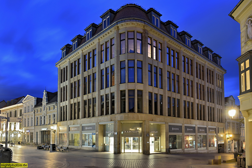 Wismar. Karstadt Kaufhaus. Erbaut 1907-1908 in Stahlskelettbauweisen mit Sandsteinfassade von Johannes Busch in Jugendstil. Rudolph-Karstadt-Platz 1