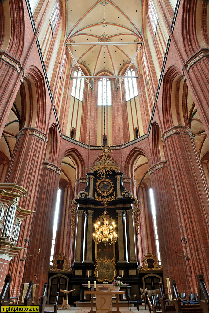 Wismar. St. Nikolai. Erbaut 1381-1487 als Kirche der Seefahrer und Fischer von Baumeister Heinrich von Bremen. Spätgotische Basilika in norddeutscher Backsteingotik. Renoviert 1880-1881. Chor und spätbarocker Hochaltar von 1774