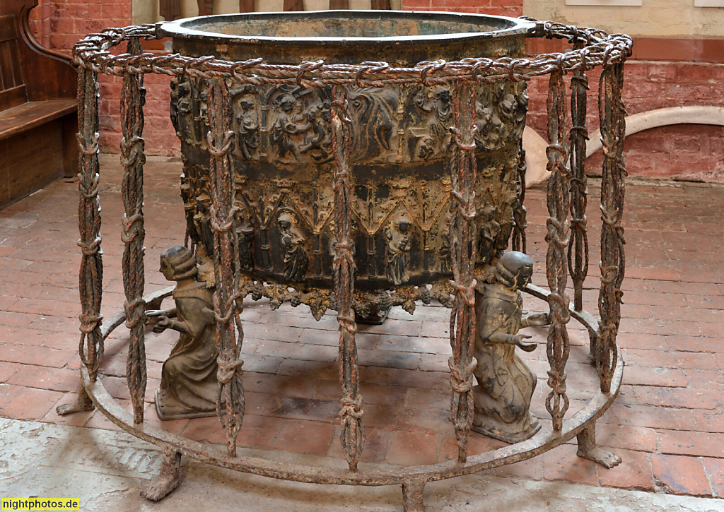 Wismar. St. Nikolai. Erbaut 1381-1487 als Kirche der Seefahrer und Fischer von Baumeister Heinrich von Bremen. Spätgotische Basilika. Taufbecken in Bronze von 1335