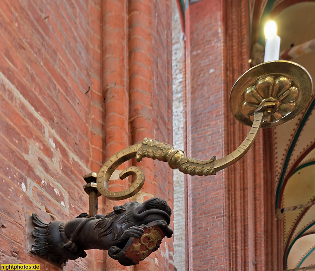Wismar. St. Nikolai. Erbaut 1381-1487 als Kirche der Seefahrer und Fischer von Baumeister Heinrich von Bremen. Spätgotische Basilika in norddeutscher Backsteingotik. Renoviert 1880-1881. Kerzenhalter auf Drachenkopf