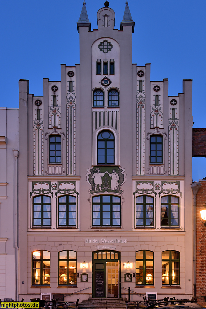 Wismar. Giebelhaus mit Restaurant 'An der Wasserkunst'. Am Markt 22