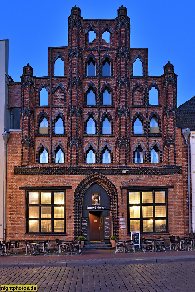Wismar. Giebelhaus mit Restaurant 'Alter Schwede'. Erbaut 1380 als Patrizierhaus. Backsteingotik. Gastronomie ab 1878. Restauriert 1977. Am Markt 20