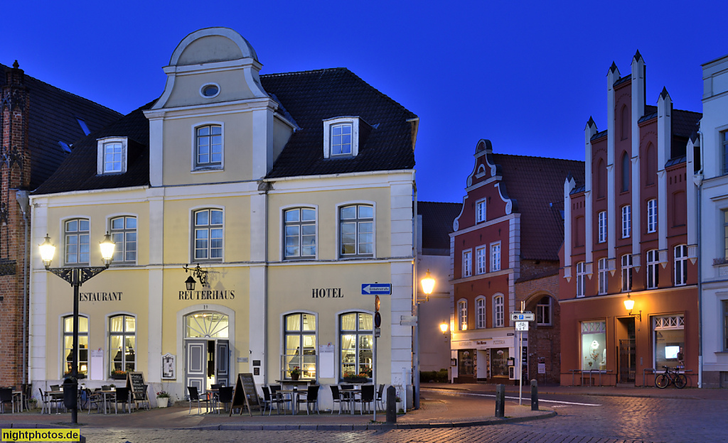 Wismar. Reuterhaus. Wiederaufbau 1712 als Wohnhaus. Spätbarock. Verlagsbuchhandlung 1850 von Dethloff Carl Hinstorff. Erster Vertrag von Fritz Reuter 1859. Gaststätte ab 1911. Rekonstruiert 1988. Am Markt 19