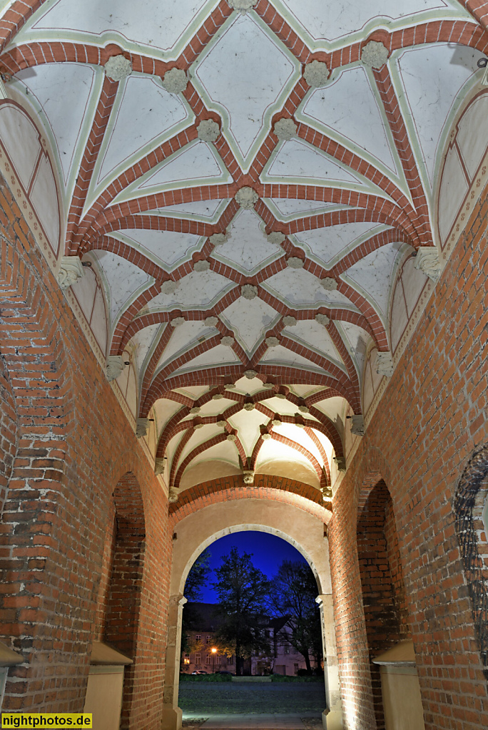 Wismar. Fürstenhof erbaut 1553-1554 von Gabriel von Aken und Valentin von Lyra für Herzog Johann Albrecht I. Schwedisches Tribunal 1653-1802. Amtsgericht seit 1876. Tordurchfahrt mit Netzrippengewölbe