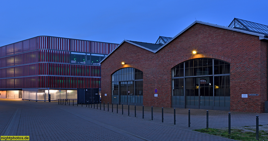 Wismar. Parkhaus erbaut 2017-2018 von Lengfeld und Wilisch mit Andreas Rossmann. Markthalle Wismar als Veranstaltungshalle. Stockholmer Strasse