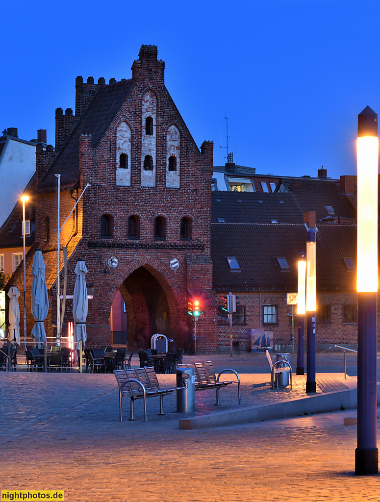 Wismar. Wassertor. Als Stadttor spätgotisch erbaut 1450. Bis 1869-1870 Teil der Stadtmauer. Stadtseitig Treppengiebel