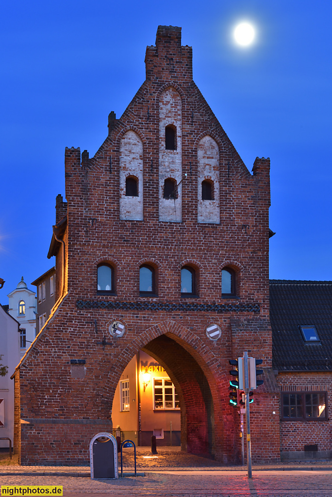 Wismar. Wassertor. Als Stadttor spätgotisch erbaut 1450. Bis 1869-1870 Teil der Stadtmauer. Stadtseitig Treppengiebel