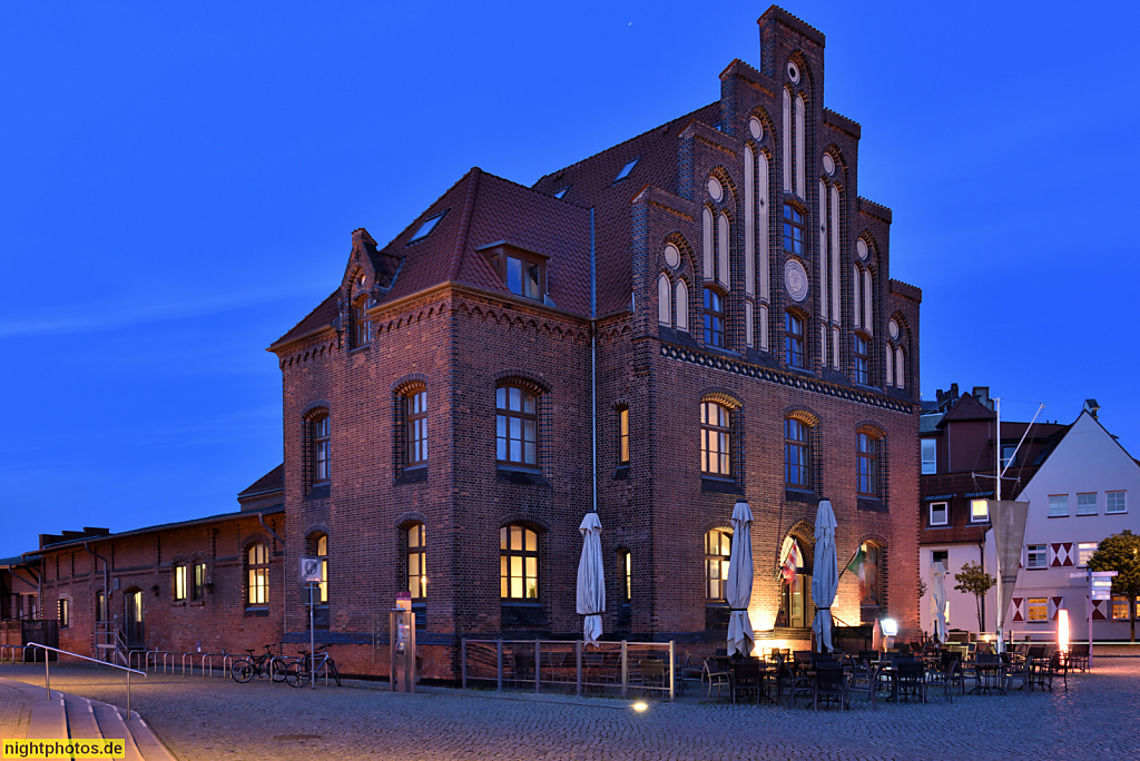 Wismar. Restaurant Il Casale und Hotel am Alten Hafen. Neugotisch erbaut 1888 als Zollhaus am Zugang zum Alten Hafen. Saniert 2006-2007