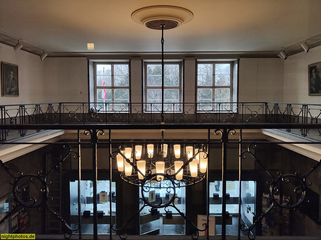 Berlin Tempelhof Rathaus erbaut 1936-1938 von Hellmut Delius im Stil der Neuen Sachklichkeit. Galerie über der Empfangshalle