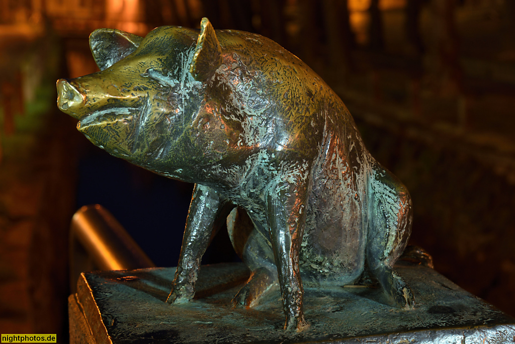 Wismar. Bronzeskulptur erschaffen 1989 von Bildhauer Christian Wetzel auf den Geländerpfosten der 1994 in Backstein wieder errichteten Schweinsbrücke