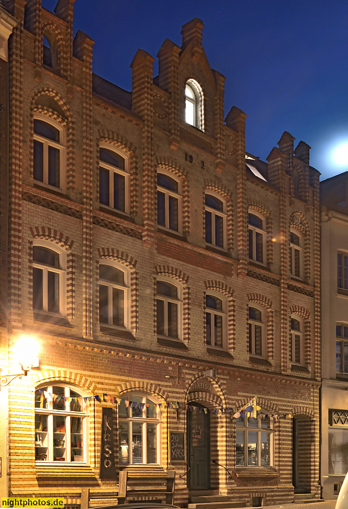 Wismar. KASO Kunstverein. Wohn- und Geschäftshaus 'Hansa' erbaut 1902 laut Fassadenschrift. ABC-Strasse 17