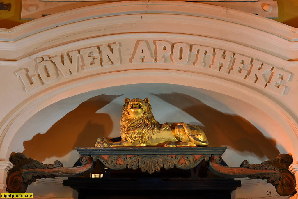 Wismar. Cafe Alte Löwenapotheke. Erbaut ab 1334. Barockfassade mit Löwenmedaillon auf Holzplinthe über Portal