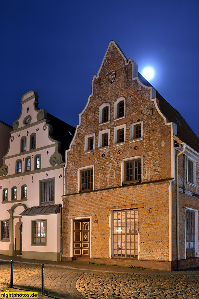 Wismar. Giebelhaus mit Fachwerkkern stammt in Teilen von um 1385, um 1425, um 1650, um 1750 und um 1900. Kleine Hohe Strasse 24