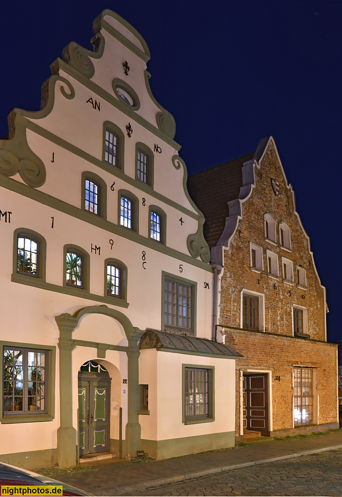 Wismar. Wohnhaus als Giebelhaus erbaut laut Fassaden-Inschrift 1684 mit Schweifgiebel und Voluten. Kleine Hohe Strasse 22