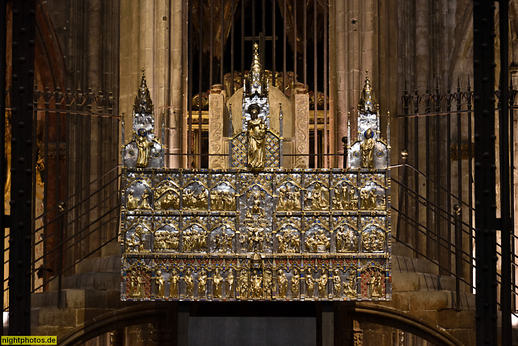 Girona. Catedral de Girona. Romanisch erbaut 1010-1038 für Bischof Pere Roger. Peter I. von Carcassonne. Hauptaltar erschaffen 1358 von Pere Berneç. Dahinter Kathedra