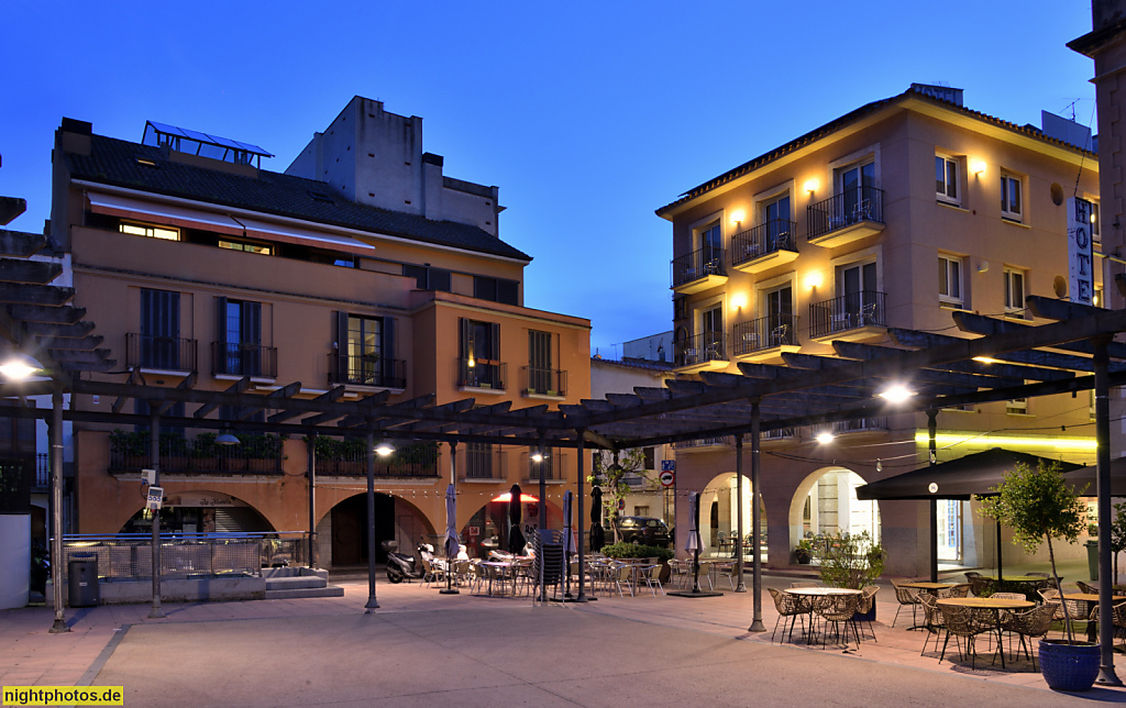 Sant Feliu de Guixols. Placa del Mercat mit Hotel Placa