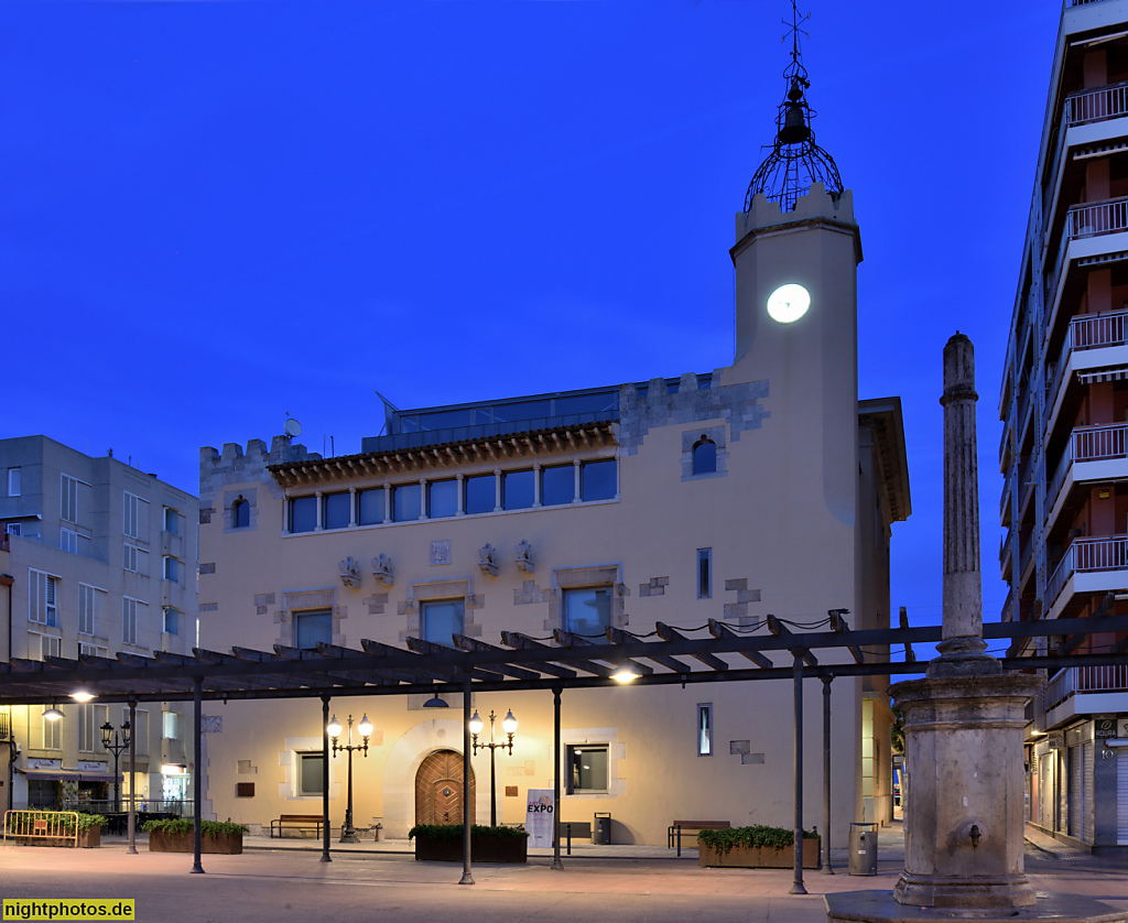 Sant Feliu de Guixols. Placa del Mercat mit Ajuntament. Rathaus. Wiederaufgebaut nach Bürgerkrieg. Rathausturm von 1847. Brunnensäule von 1839