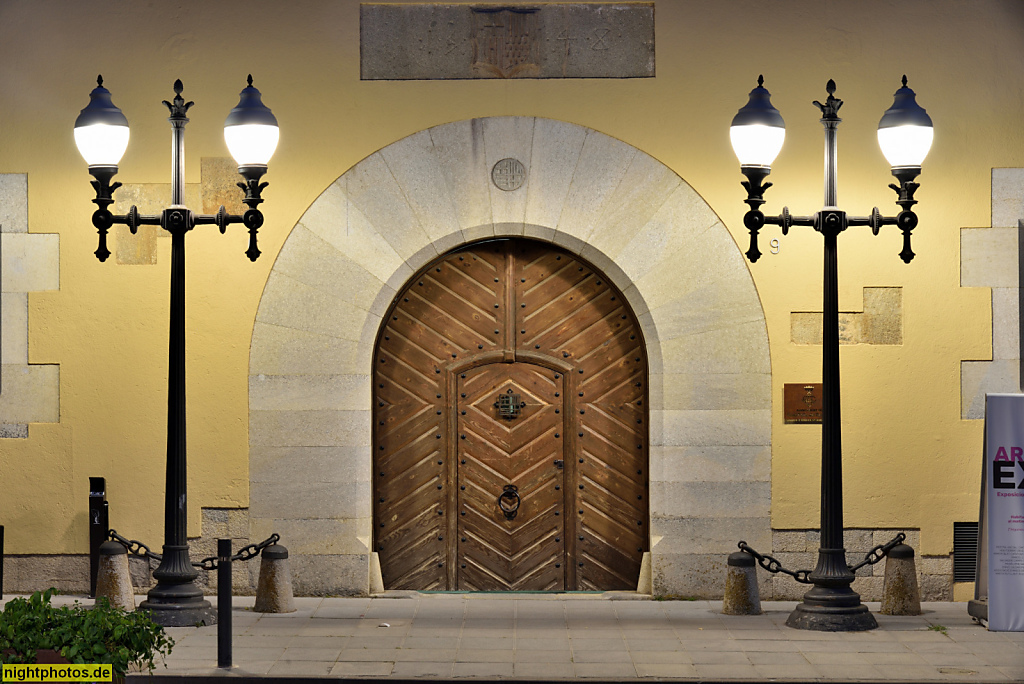 Sant Feliu de Guixols. Placa del Mercat mit Ajuntament. Rathaus. Portal mit Kandelabern