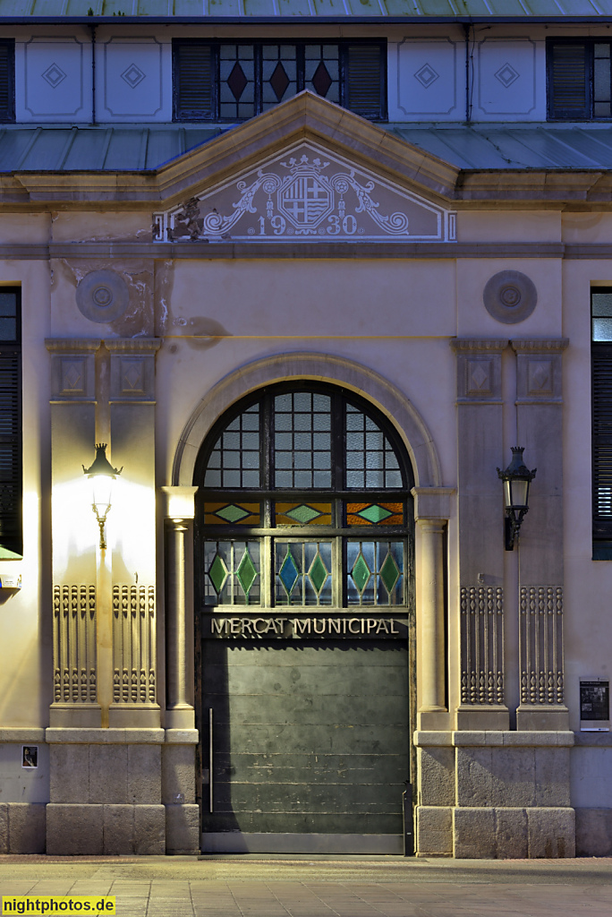 Sant Feliu de Guixols. Placa del Mercat mit Mercat Municipal. Markthalle des Städtischen Markts. Portal. Laut Inschrift von 1930