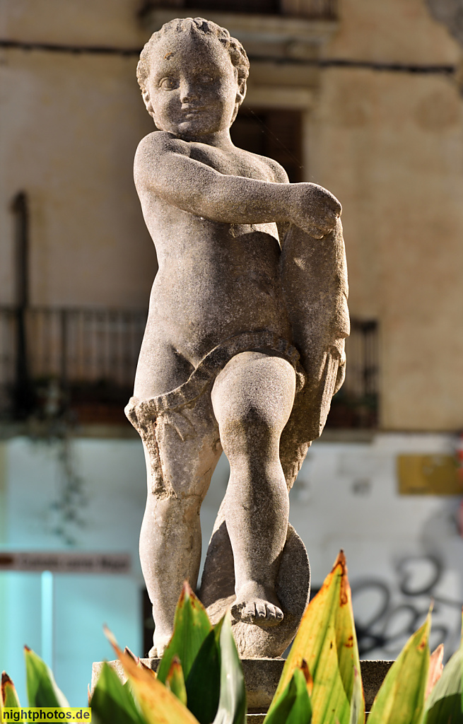 Sant Feliu de Guixols. Putte mit Fisch. Rambla del Portalet