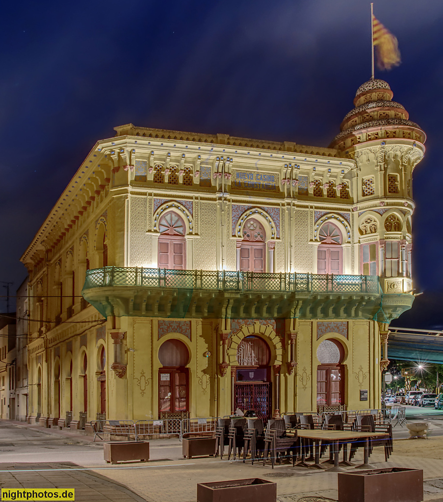 Sant Feliu de Guixols. Nou Casino La Constància erbaut 1888 - 1890 von Guitart i Lostaló mit orientalischen Stilelementen. Erweitert 1899 von Manuel Vega March. Passeig dels Guíxols 1-3