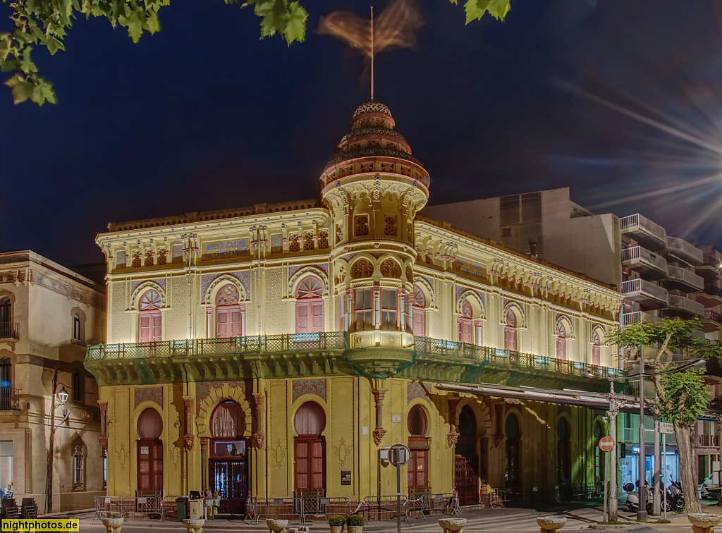 Sant Feliu de Guixols. Nou Casino La Constància erbaut 1888 - 1890 von Guitart i Lostaló mit orientalischen Stilelementen. Erweitert 1899 von Manuel Vega March. Passeig dels Guíxols 1-3