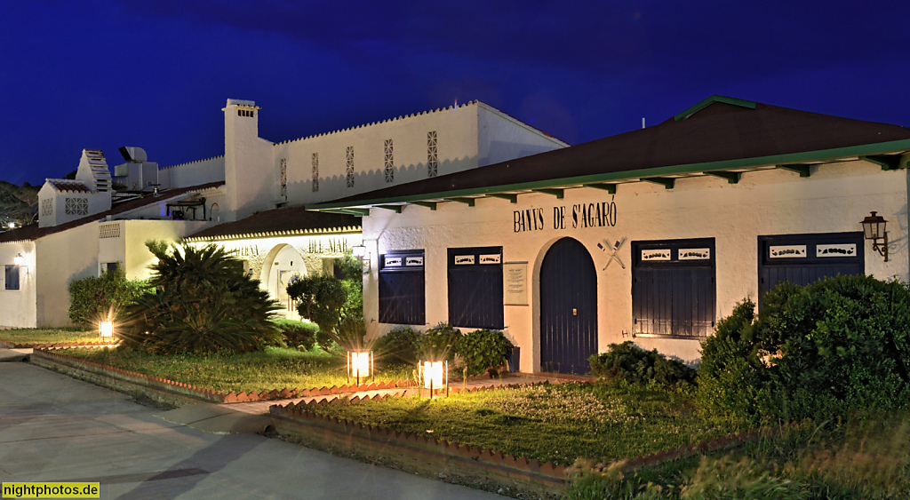 Platja d'Aro. Ortsteil s'Agaro. Cala de Sant Pol. Taverna del Mar. Erbaut 1929 als Banys de S'Agaró. Nach Brand Wiederaufbau 1935-1936 von Francesc Folguera i Grassi. Renoviert 2014 von Designer Lázaro Rosa-Violán