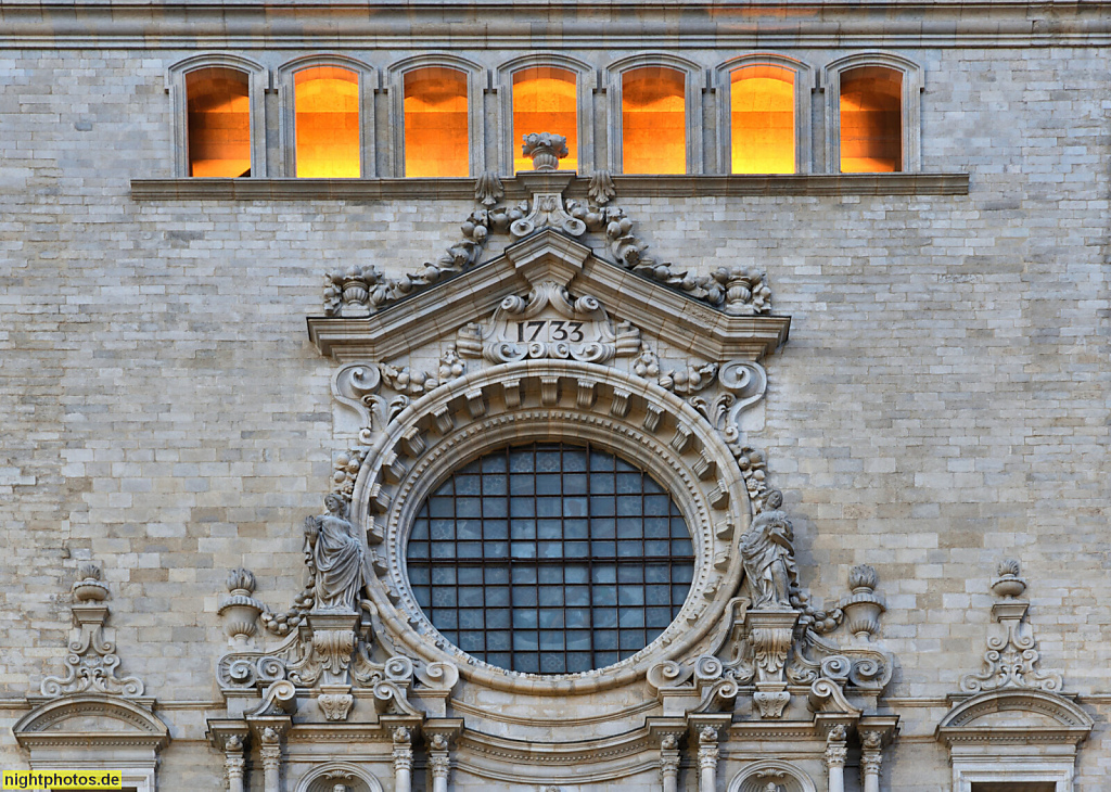 Girona Altstadt. Catedral de Girona. Romanisch erbaut 1010-1038 für Bischof Pere Roger. Peter I. von Carcassonne. Barockportal Westfassade. Fensterrose