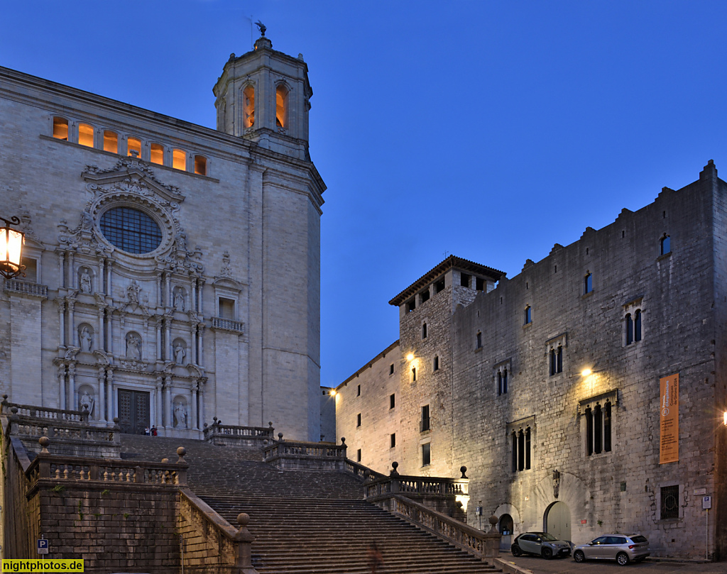 Girona Altstadt. Catedral de Girona. Romanisch erbaut 1010-1038. Rechts Pia Almoina. Sitz der katalonischen Architektenkammer. Erbaut 1238 für Bischof Guillem de Cabanelles als Wohltätigkeitseinrichtung. Restauriert 1921-1926 von Architekt Josep Danés Tor