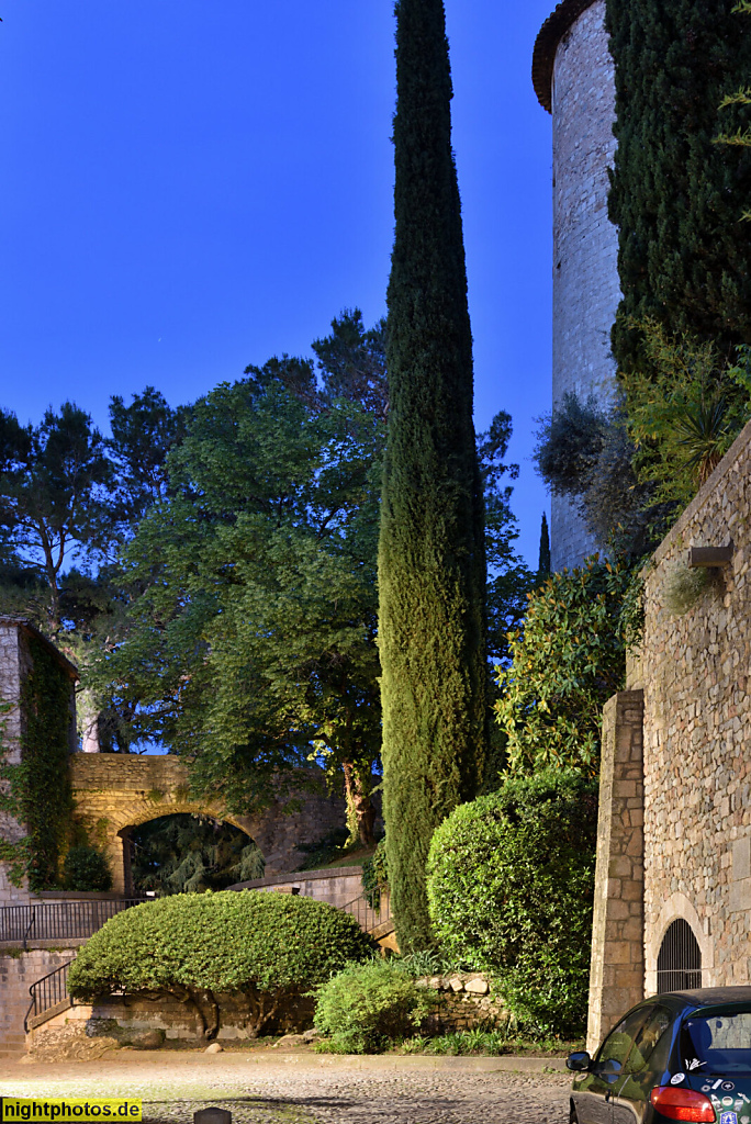 Girona Altstadt. Nördliche Mauer der Kathedrale. Aufstieg zum Paseo Arqueológico. Archäologischer Weg. Torre Cornelia
