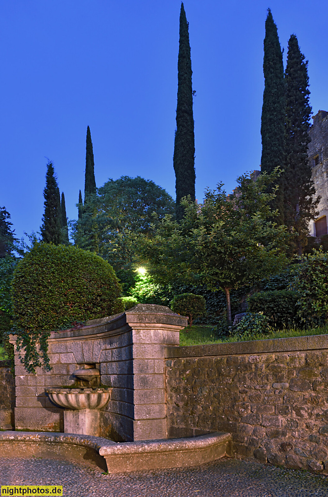 Girona Altstadt. Paseo Arqueológico. Archäologischer Weg. Brunnen