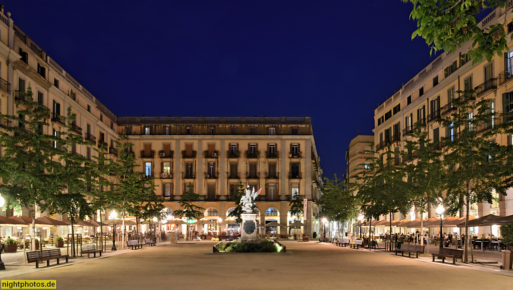 Girona. Altstadt. Placa de la Independencia erbaut 1856-1869 von Architekt Martí Sureda i Deulovol. Neoklassizistischer Arkadenplatz