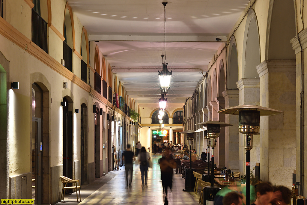 Girona. Altstadt. Placa de la Independencia erbaut 1856-1869 von Architekt Martí Sureda i Deulovol. Neoklassizistischer Arkadenplatz