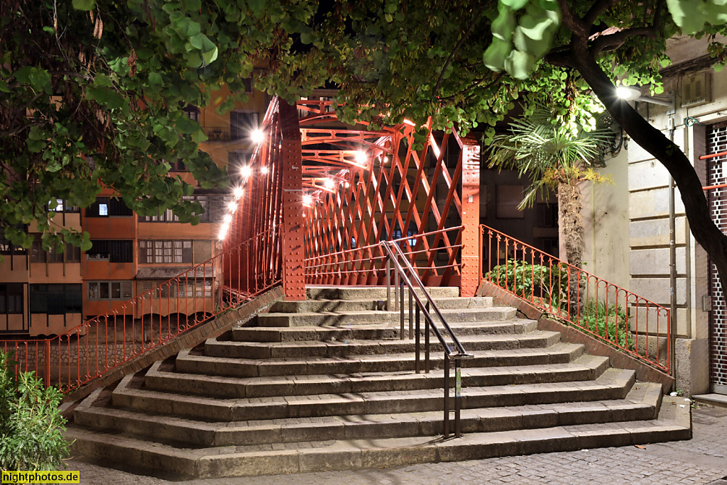 Girona. Altstadt. Riu Onyar mit Uferbebauung. Fussgängerbrücke pont de les peixateries velles. Erbaut 1877 von Firma Gustave Eiffel