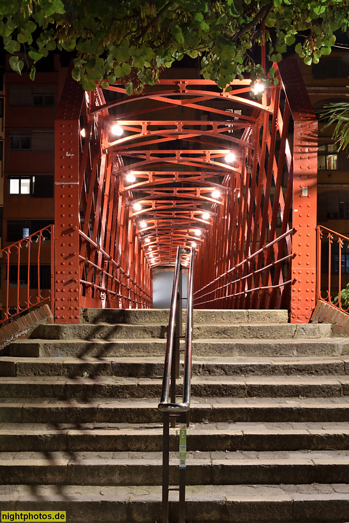 Girona. Altstadt. Riu Onyar mit Uferbebauung. Fussgängerbrücke pont de les peixateries velles. Erbaut 1877 von Firma Gustave Eiffel