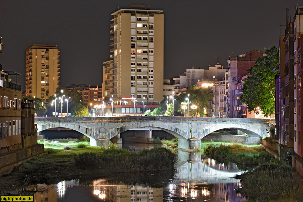 Girona. Altstadt. Riu Onyar mit Uferbebauung. Pont de Pedra. Erbaut 1849-1856 von Ingenieur Constantí German Ingenieur Víctor Martí und Josep Maria Faquinetto